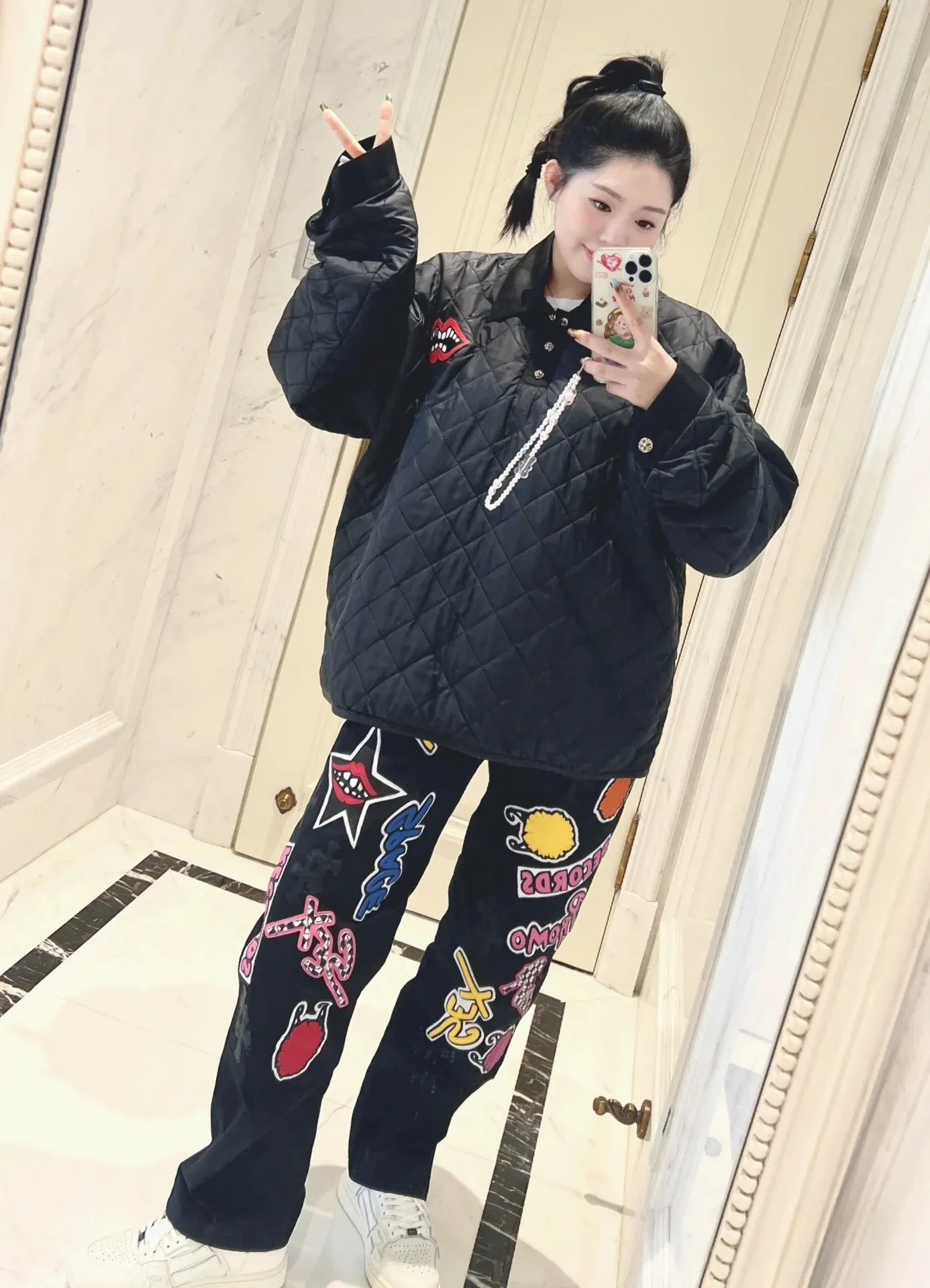 P260 Chrome Hearts Chrome Hearts black multi-element graffiti overalls Chrome Hearts clothing creative director Mattyboy Mattyboy, whose real name is Matt DiGiacomo, is a graffiti artist with a non-school background. He started to serve as the creative director of the Chrome Hearts clothing series in 2018. Since then, Chrome Hearts, which has been injected with young blood, has become popular again. Popular clothing and leather goods, especially the vintage trousers modified product line, must be pre-ordered in stores around the world. Especially patterns like Checker Ball, Checker Eyes and Smiling Lips. The fictional record company logo "SexRecords" often appears in his works, forming his unique style. "I hate humanity, but I love art. Before the end of my life, I just want to do my best to create." ----Matty Boy Mattyboy and vrigil Abloh are also very close. They are both ICONs who bring street culture into luxury accessories. Via.MattyBoy90 (IG) Size: 28/30/32/34/36 Waist: 69/74/79/84/89 Knee circumference: 50/51.5/53/54.5/56 Pants length: 102/104/106/108/110